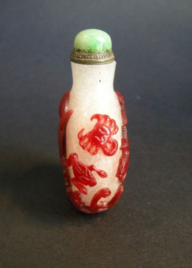 Red overlay glass snuff bottle carved of fish and marine animals - Rare mark under the base | MasterArt